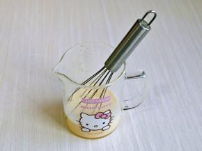 再加入全蛋液，细白砂糖，充分搅拌均匀，备用。