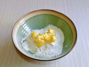 面粉放入大口器具中，加入室温软化的黄油。