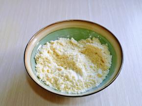 戴上食品手套，搓成屑状，分次加入酵母蛋液水，一边倒入一边用筷子搅拌絮状。