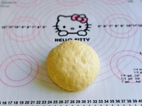 揉成光滑的面团，盖上保鲜膜醒发10分钟。