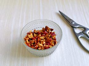 利用这时间准备大枣，洗干净，去核，用食品剪刀剪碎。