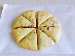 发酵好的面团，用掌心按扁，按圆，用刀切出均匀的8等份。