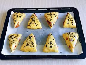 摆放在烤盘中，并间隔距离，刷了薄薄的一层全蛋液，再撒上黑芝麻。