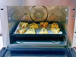 将烤盘入蒸烤箱底层。