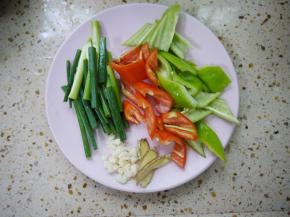 把青红椒切小块，香葱切段，大蒜剁碎备用。