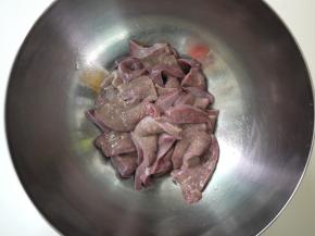 猪肝先用清水洗干净，然后切成薄片，再用清水反复冲洗2-3遍去除血水。