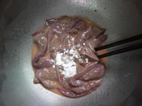 把猪肝稍微沥干水份，加入盐、生抽、白酒、花生油和玉米淀粉腌制10分钟。