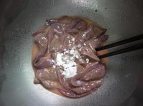 把猪肝稍微沥干水份，加入盐、生抽、白酒、花生油和玉米淀粉腌制10分钟。