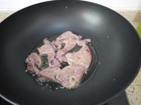 热锅凉油，把腌制好的猪肝过油一遍，变色后就可以捞出备用。