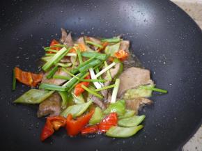 出锅前加点香葱即可。