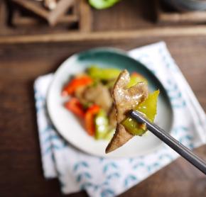 这样处理过的猪肝吃起来不仅滑嫩，还不齁嗓子，下饭菜就好这一口。