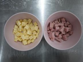 把芝士片切小块，火腿切丁备用。