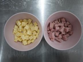 把芝士片切小块，火腿切丁备用。