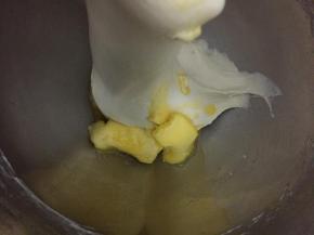 开厨师机搅拌至面团光滑，能拉出较厚的膜，然后加入软化的黄油。