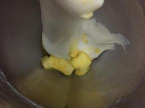 开厨师机搅拌至面团光滑，能拉出较厚的膜，然后加入软化的黄油。