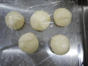 将发酵好的面团排气，平均分成70g每个，滚圆后松弛15分钟。