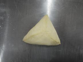 把面团整形成三角形。