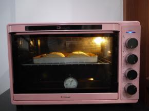 烤箱提前预热，上下火180度，烘焙12分钟左右。