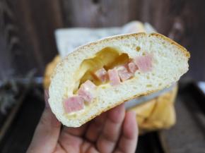 面包烤好后取出冷却，就可以吃了。