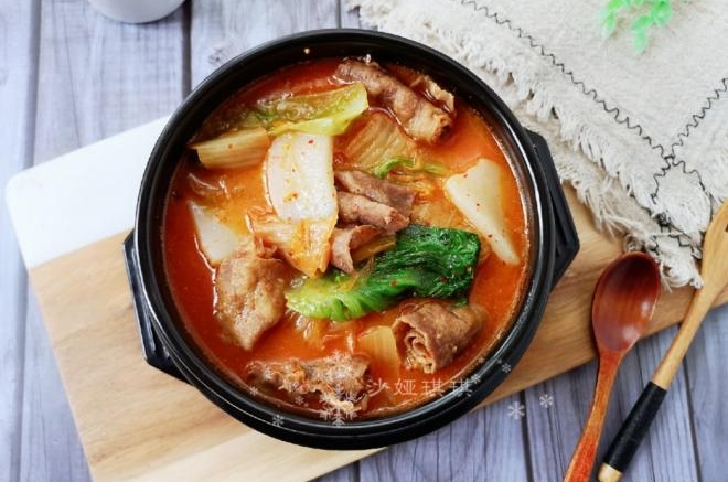 辣白菜肥牛年糕汤