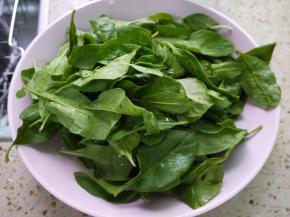 枸杞叶用水清洗干净，把叶子摘下，茎是不吃的哦。