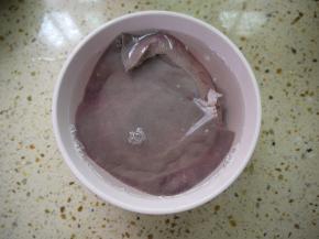 猪肝清洗干净后，再用清水浸泡30分钟，去除血水。