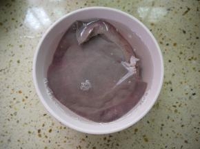 猪肝清洗干净后，再用清水浸泡30分钟，去除血水。