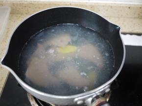 锅中放水，烧开后加入姜片和猪肝，继续用大火烧开。