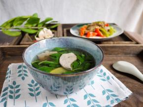 简单又营养的枸杞叶猪肝汤就做好了，这汤不仅明目下火、生津止渴，对于体质虚寒的女性来说可以适当多吃。