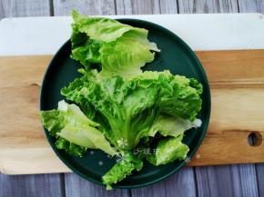 将生菜洗净。