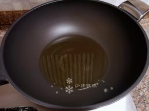 热锅倒油烧至8成热。