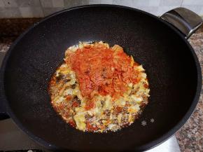 放入辣白菜翻炒2分钟。