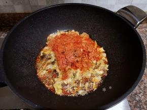 放入辣白菜翻炒2分钟。