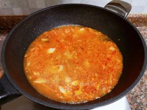 加入2大碗清水煮开后转中火煮3分钟。