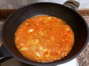 加入2大碗清水煮开后转中火煮3分钟。