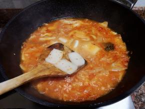 放入年糕煮2分钟。