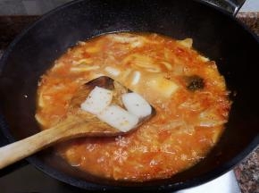 放入年糕煮2分钟。