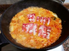 放入肥牛煮2分钟。