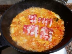 放入肥牛煮2分钟。