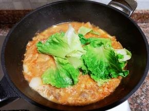 放入生菜煮断生即可。