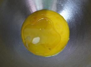 首先把蛋黄和蛋清分离。蛋黄和玉米油先混合搅拌乳化。