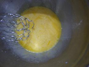 蛋黄乳化完全后加入牛奶混合拌匀。