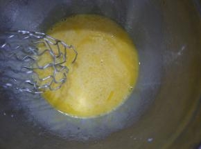 蛋黄乳化完全后加入牛奶混合拌匀。