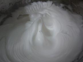 蛋清的打发，蛋清加入细砂糖，用电动打蛋器搅拌至小弯钩状态。