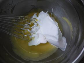 把3分之1的蛋白霜加入到蛋黄糊中，翻拌均匀。