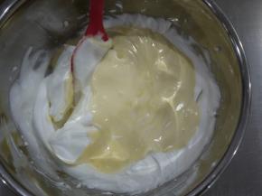 蛋糕糊拌匀后倒入到剩余的蛋白霜中，翻拌均匀。