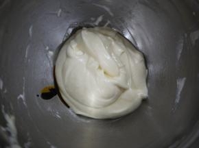 取80g的蛋糕糊加入黄色的色素，拌匀，然后装入裱花袋备用。80g蛋糕糊不用调色。剩下的蛋糕糊分别调成黄色和粉色备用。
