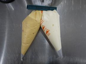 一种原色，一种黄棕色。