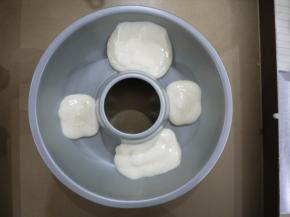 先挤一层薄的蛋糕糊。