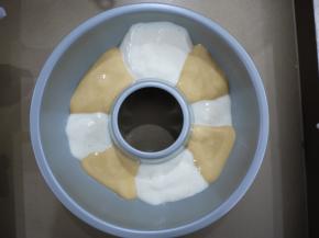 再挤一层黄棕色的蛋糕糊。不断重复这一步骤。直到把模具装至7分满。